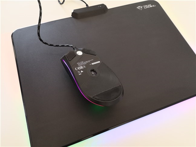 La parte inferior del mouse para juegos Trust GXT 900 Kudos