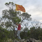 Col-locant la senyera al Puig de les Arques