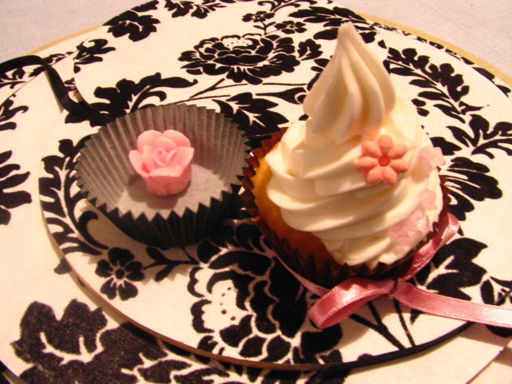 wedding cupcake. go back