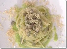 Spaghettoni con crema di scarola, olive nere, capperi e polvere di pane