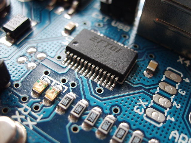 파일:external/upload.wikimedia.org/640px-Arduino_ftdi_chip-1.jpg