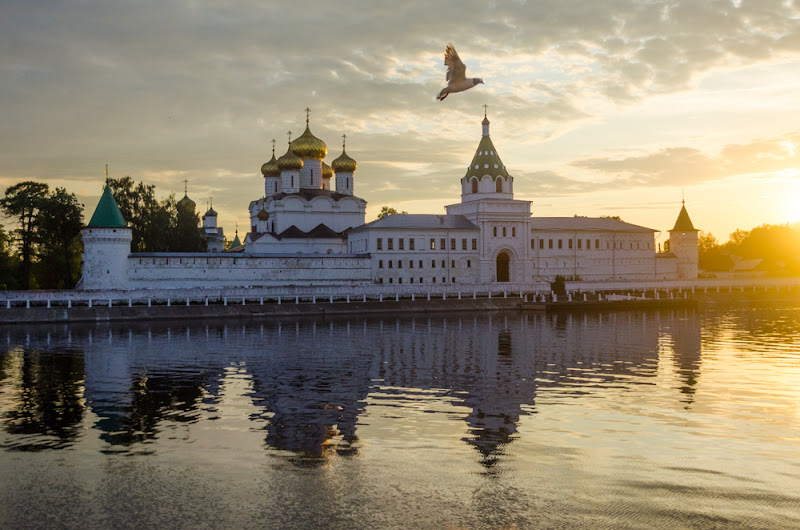 Ипатьевский монастырь сайт. Ипатьевский монастырь Кострома. Ипатьевский монастырь ЕГЭ. Ипатьевский монастырь Кострома инфографика. Ипатьевский монастырь под Костромой богослужение.