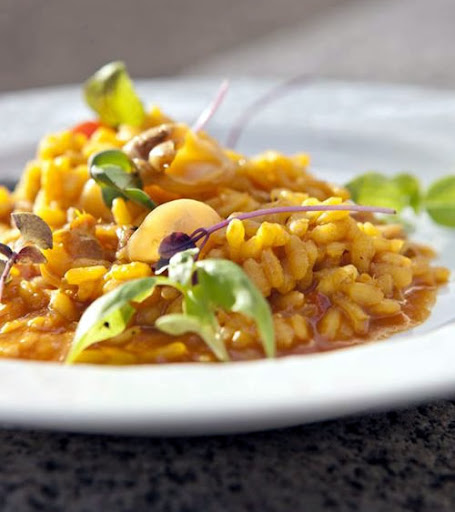 Arroz meloso con pepitas del océano en Arroz meloso con bacalao y aceitunas negras