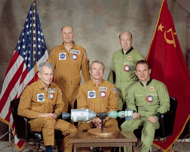 파일:external/upload.wikimedia.org/800px-Portrait_of_ASTP_crews_-_restoration.jpg