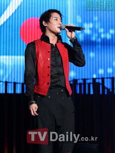 Kim Junsu de JYJ elegido como el Nº1 por su Habilidad Vocal  24qiofb