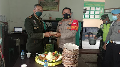 Kapolsek Tembuku Memberikan Ucapkan Selamat HUT TNI ke-76 di Koramil 1626-03 Tembuku-Bangli