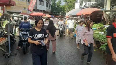 Kesibukan warga Kota Manado Sehari Jelang Natal