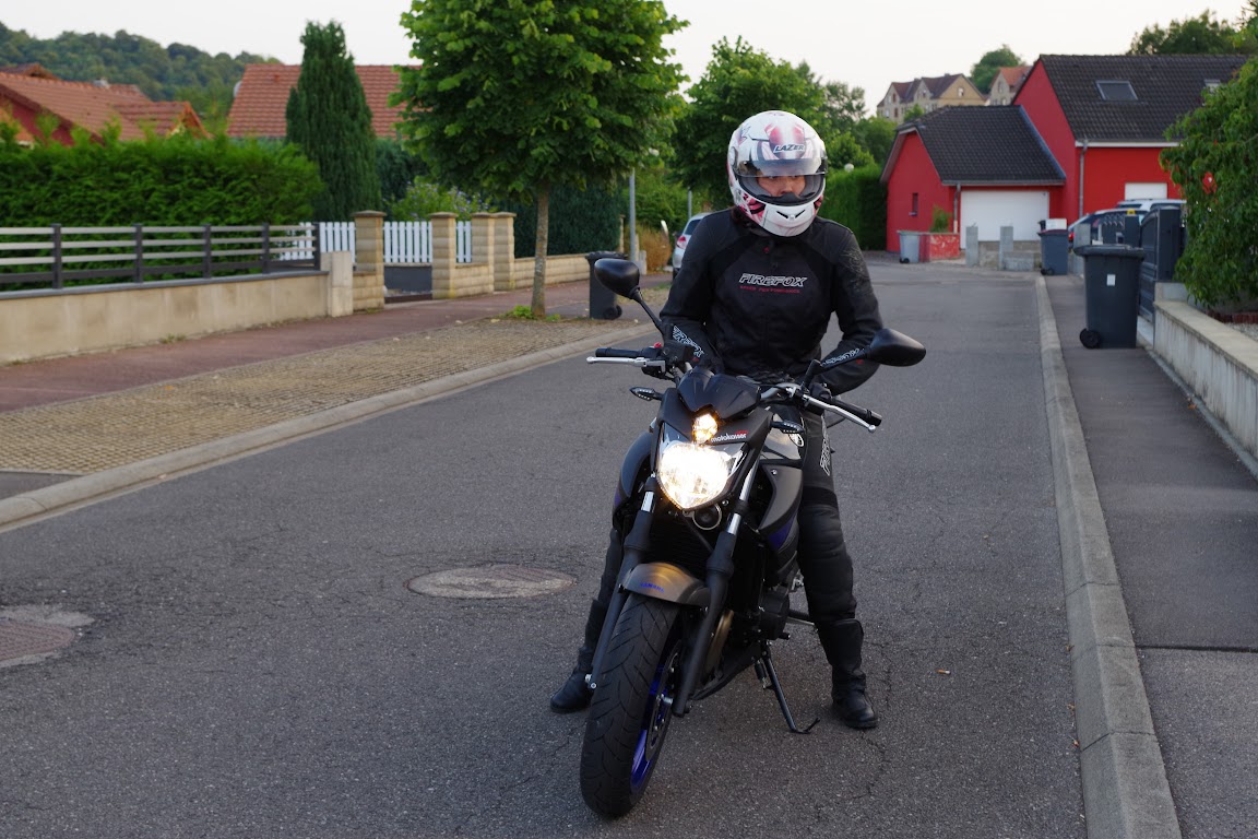 ARRIVEE D'AMELIE AVEC SA MOTO IMGP7380