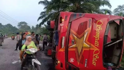 Akibat Supir Mengantuk, Bus Sempati Star Terbalik dan 21 Penumpang Luka - Luka