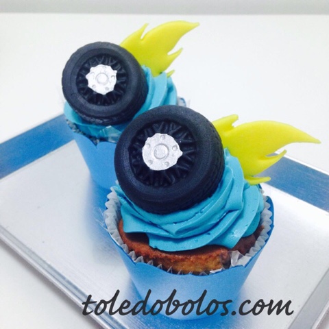 Toledo Bolos - Bolos decorados, Cupcakes e Doces personalizados para sua  festa no Rio de Janeiro: Bolo carros da Disney