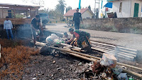 Personil Koramil 1423-02/Marioriawa Bersihkan Selokan di Pemukiman Warga Dusun Padali Desa Tellulimpoe