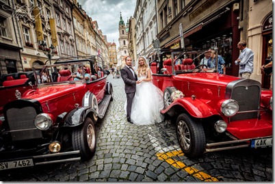Красивые романтические фотографии с пражской свадьбы - лето центр исторического города Праги