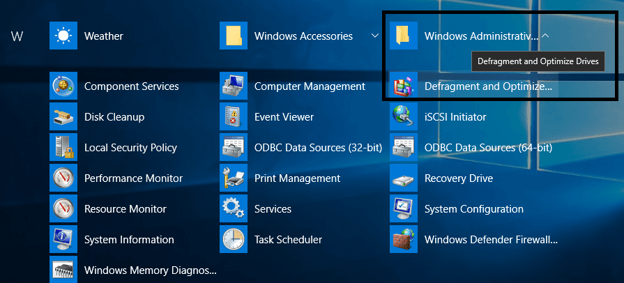 Abra el menú Inicio y vaya a Todas las aplicaciones > Herramientas administrativas de Windows y haga clic en Herramienta de desfragmentación de disco