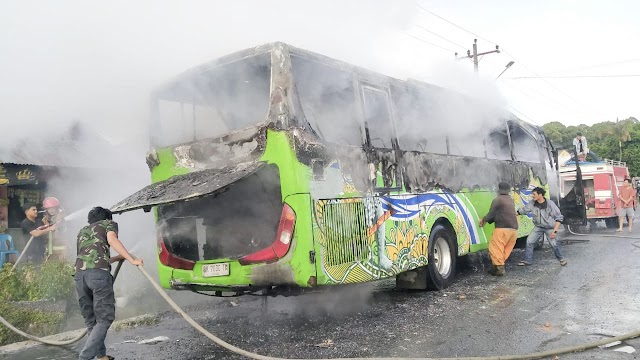 Bus Pariwisata Rombongan SMA Al Abdi Bah Lias Perdagangan Terbakar di Tigarunggu. Semua Penumpang Selamat