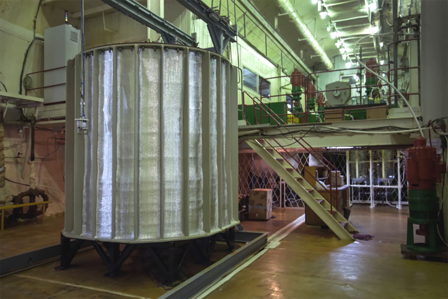 Situado en las profundidades del Observatorio de Neutrinos de Baksan, en las montañas del Cáucaso (Rusia), el blanco de galio de dos zonas, a la izquierda, contiene un tanque interior y otro exterior de galio, que es irradiado por una fuente de neutrinos electrónicos. Crédito: A. A. Shikhin