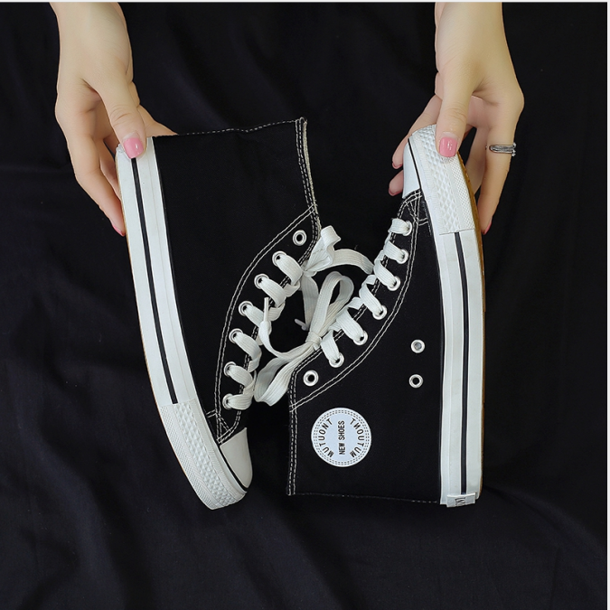 Zapatillas altas de lona cómodas y versátiles para uso diario. Ideales para combinar con cualquier estilo casual. Disponibles en varios colores.