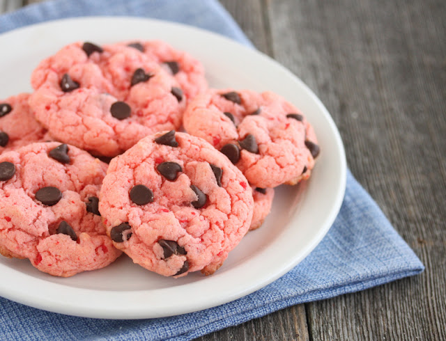 close-up photo of a plate of cookies