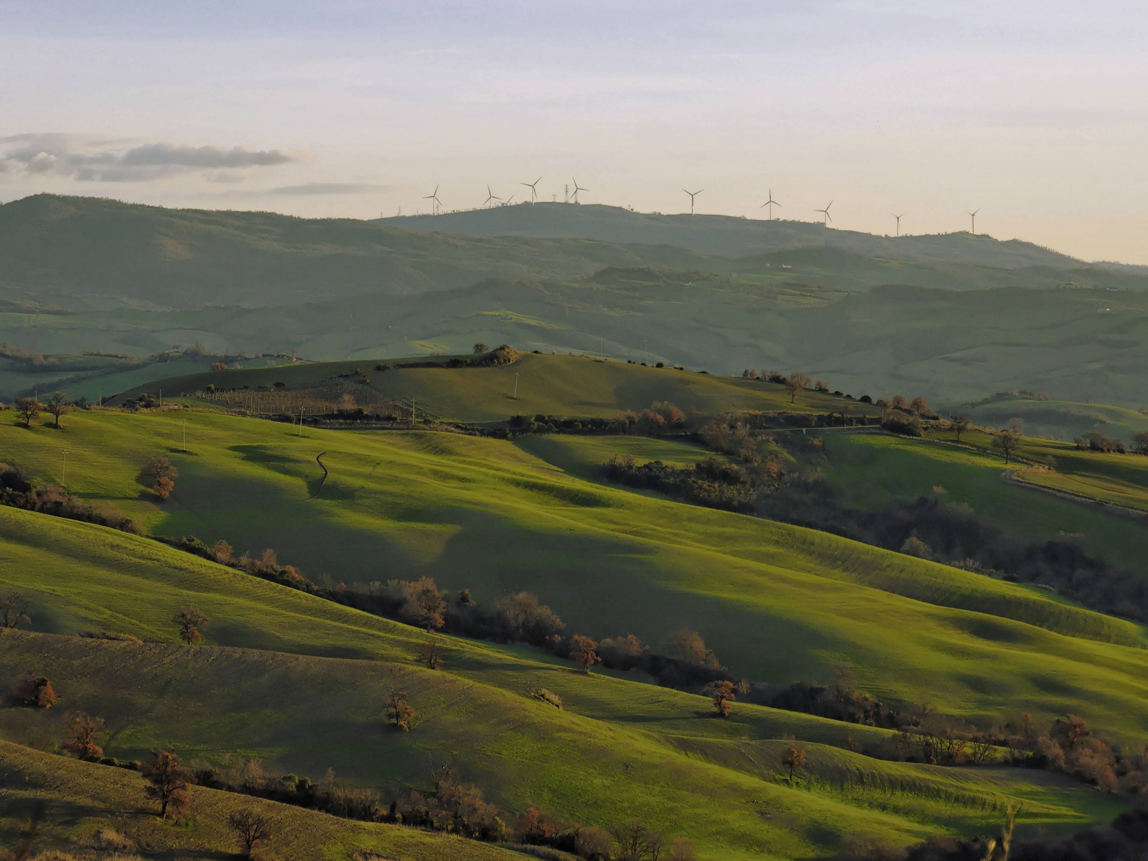 I mulini a vento di Scansano, un disturbo visivo del paesaggio (panorama da Cinigiano)