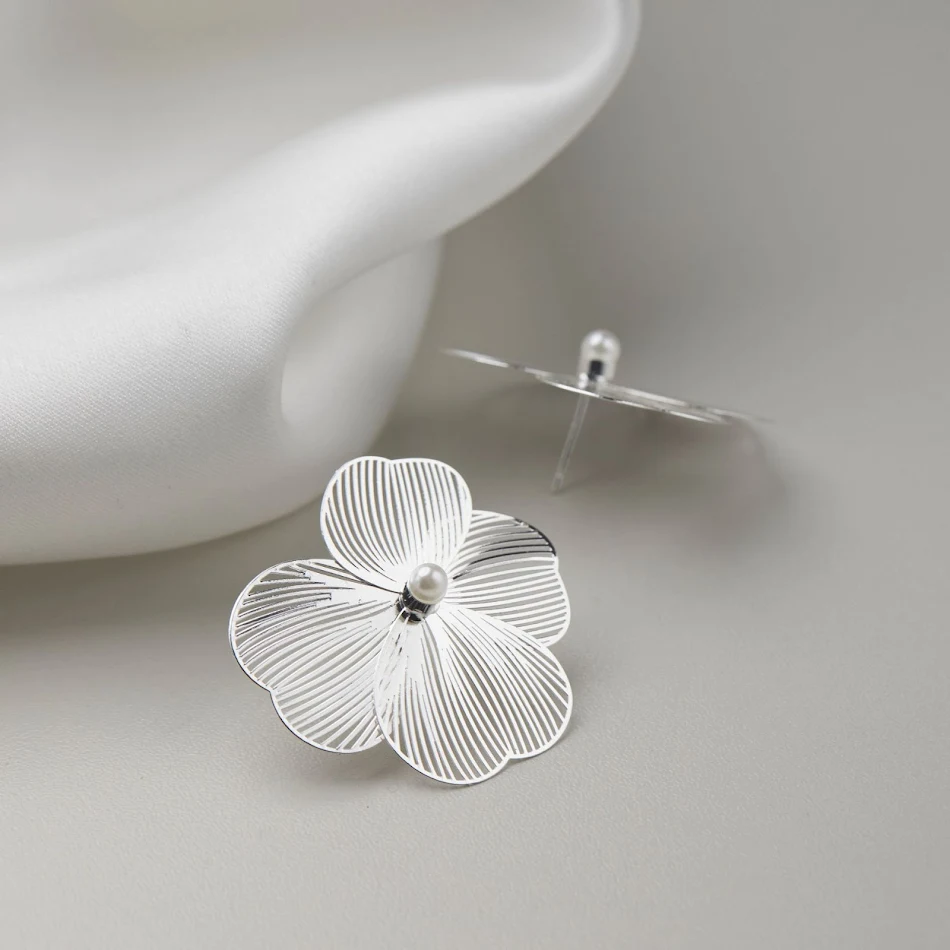 Clipe de orelha de flor grande prateada exagerado para mulheres, adicione estilo e elegância ao seu visual sem a necessidade de furos, design marcante.