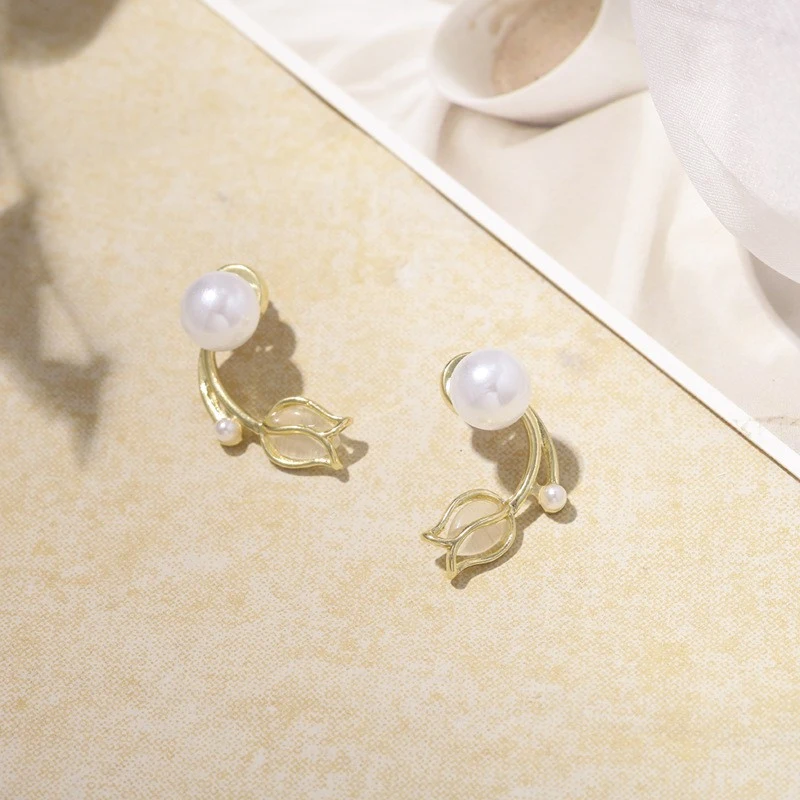 Nouveaux Boucles d'Oreilles Perle Fleur Style Ins, Petites, Fraîches, Mignonnes et Polyvalentes pour Femmes, Luxe Léger et Tendance