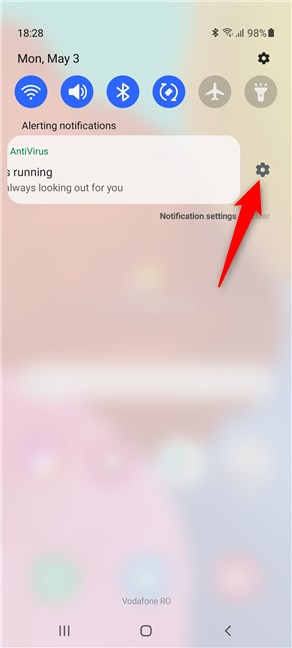 Scorri la notifica permanente e premi l'icona a forma di ingranaggio