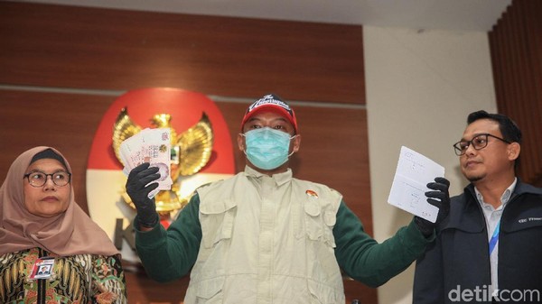 KPK Memburu Politikus PDIP KPK Memburu Politikus PDIP