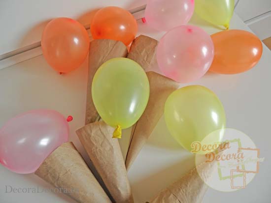 Hacer cucuruchos de globos para decorar fiestas.