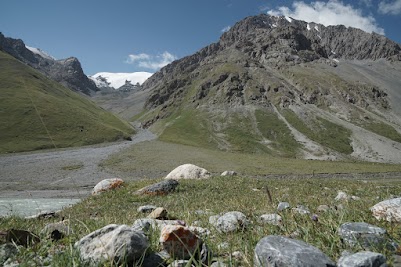 Gipfel mit Schneekappen im ch Emcheek Tal