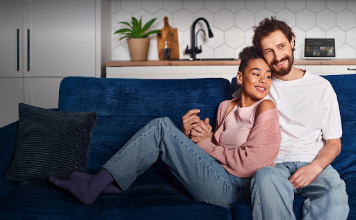 Immagine di una coppia che si gode le funzionalità di Google Home in casa