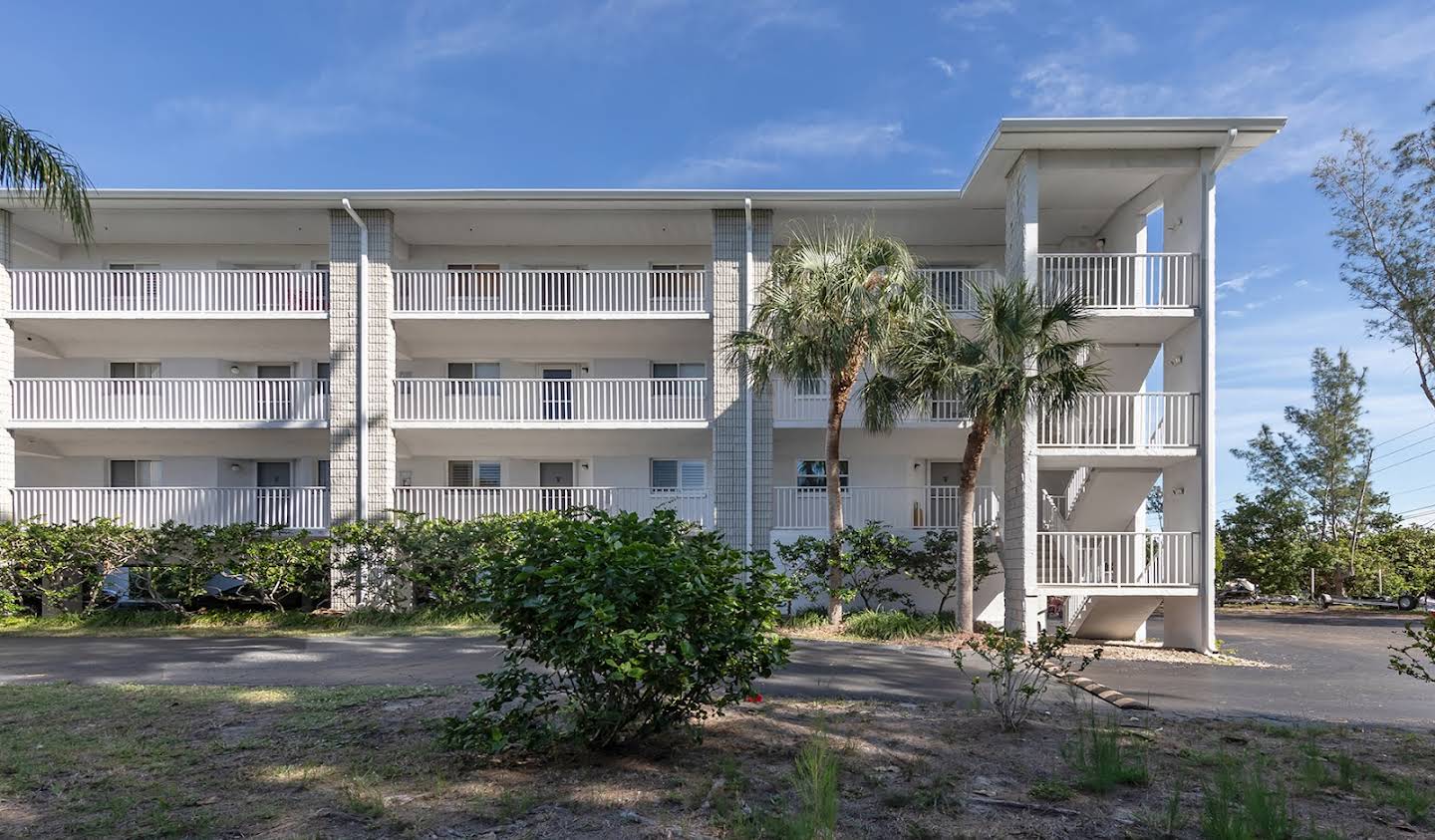 Apartment with pool Englewood