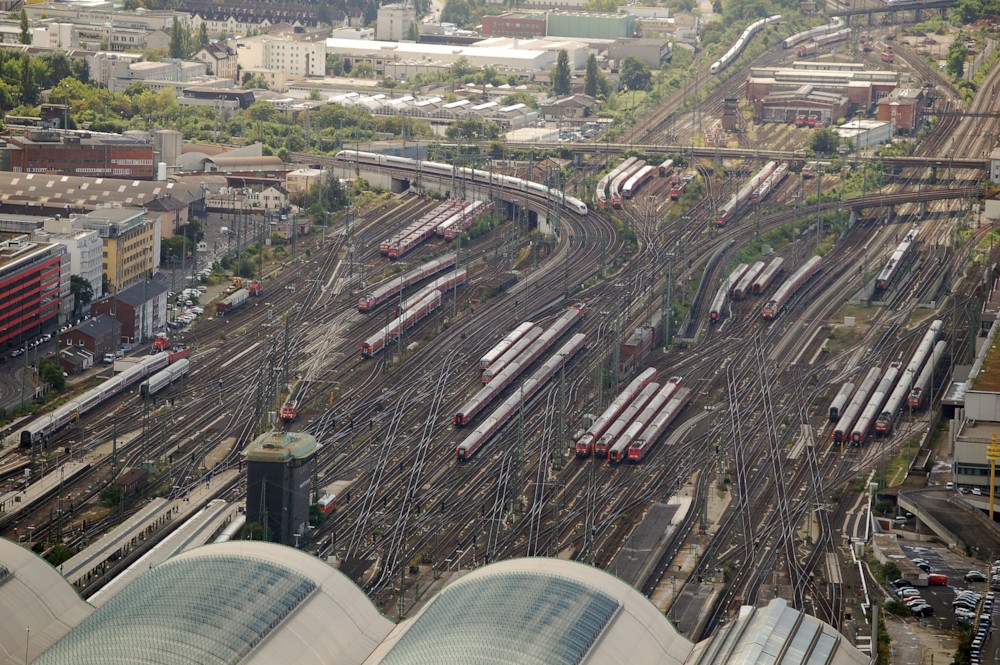 파일:Frankfurt_Hbf_Gleise.jpg