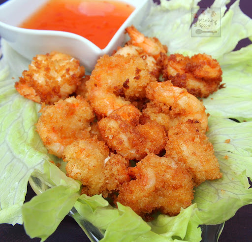 Camaron Rebosado is a citrus-marinated battered shrimp served with a sweet sour sauce and is the Filipino version of tempura. Cruncy-licious and flavorful, it's a great appetizer and a sure crowd-pleaser! | manilaspoon.com