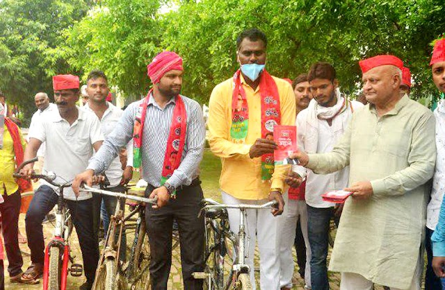 पूर्व कैबिनेट मंत्री जगदीश नारायण राय ने मनाया राष्ट्रीय अध्यक्ष अखिलेश का जन्मदिन