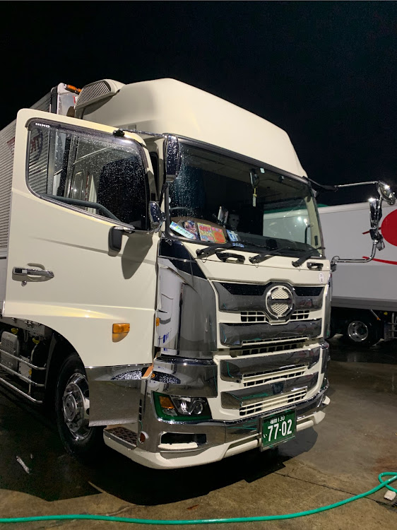 プロフィアの17プロフィア・長距離ドライバー・洗車・飛び石喰らった‼︎・アルミ磨きに関するカスタム事例の投稿画像1枚目