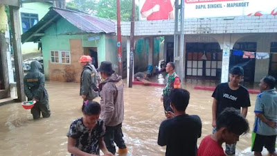 Babinsa Kodim Manado Evakuasi Warga Ternate Tanjung  yang Kebanjiran