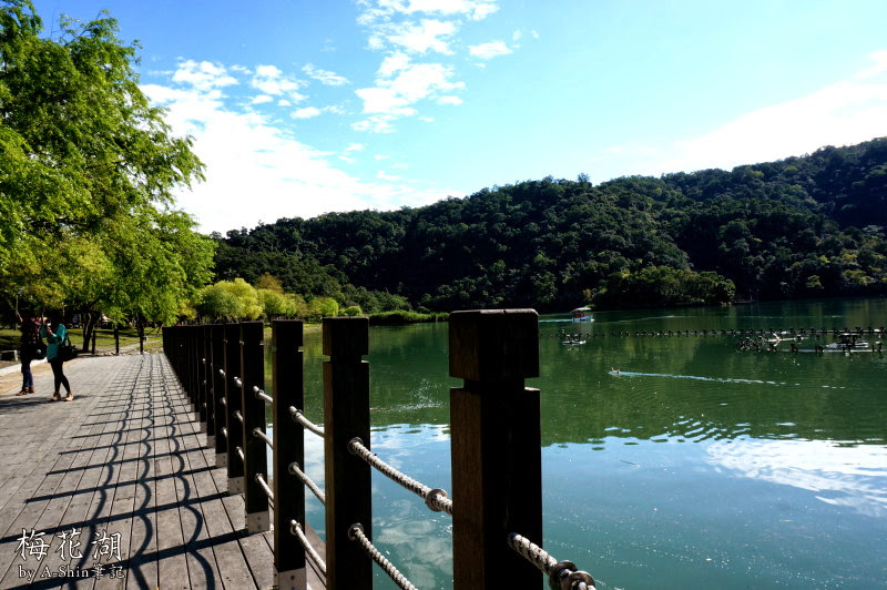 梅花湖|騎車、搭船任你挑，梅花湖會讓你愛上~環境清幽的好地方，超悠哉der~