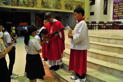 Nghi thức Suy tôn Thánh Giá thứ Sáu Tuần Thánh 2016