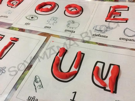 Individuales de vocales para trabajar con plastilina: letras con plastilina