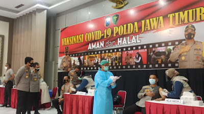 Polisi Bersama Kiyai Gelar Vaksinasi, Tingkatkan Herd Immunity di Jawa Timur 