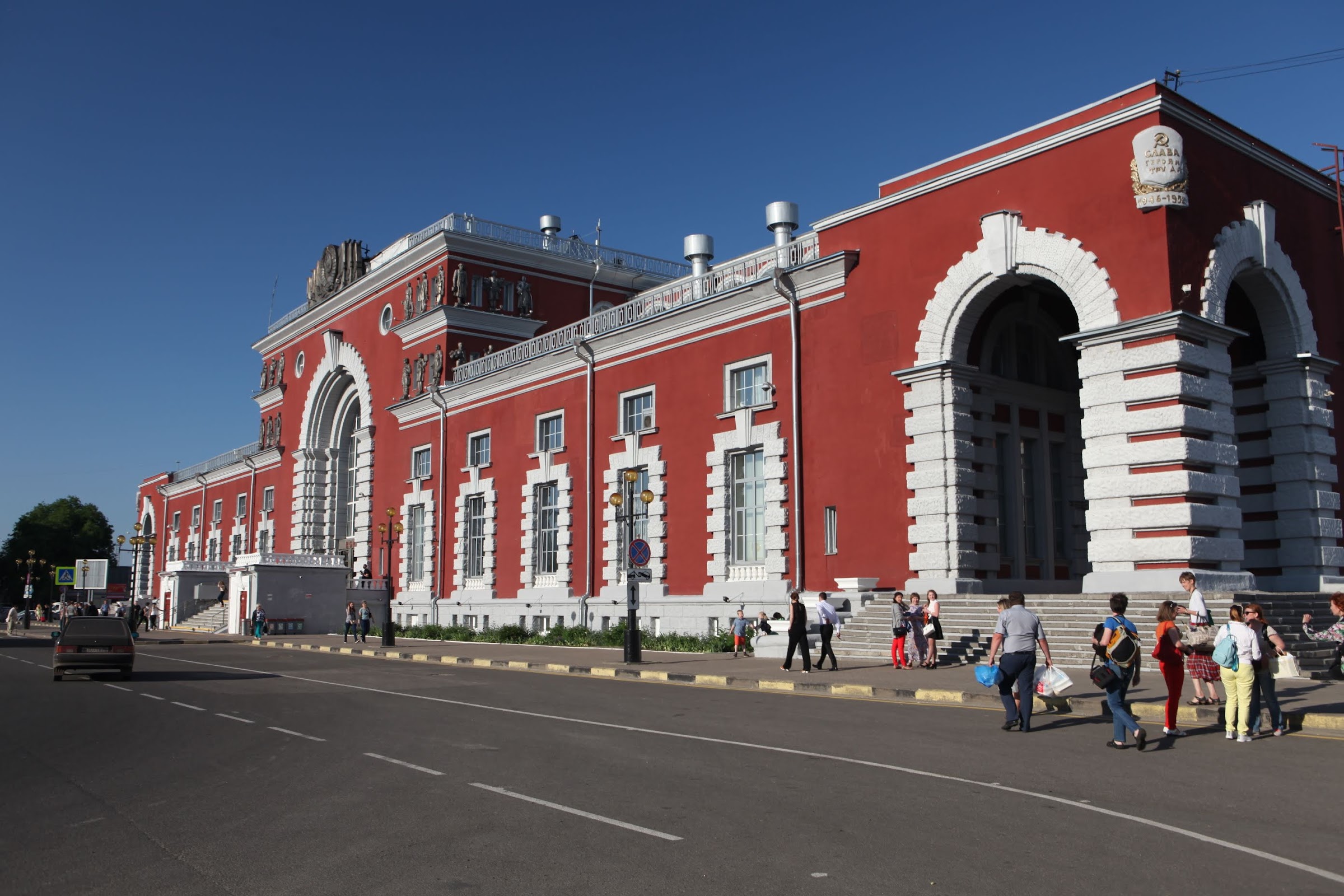 Доехать до жд вокзала курск. ЖД вокзал Курск. Курский вокзал Курск. Парк вокзал Курск. Здание вокзала в Курске.