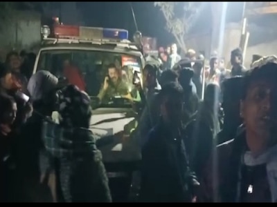 शराब के नशे में हंगामा करते दारोगा जी गिरफ्तार, एसपी के आदेश पर हुई कार्रवाई शराब के नशे में हंगामा करते दारोगा जी गिरफ्तार, एसपी के आदेश पर हुई कार्रवाई