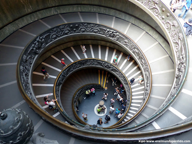 escalera-museos-vaticanos.JPG