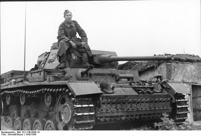 파일:external/upload.wikimedia.org/Bundesarchiv_Bild_101I-748-0089-10%2C_Russland%2C_Soldat_auf_Panzer_III_J.jpg