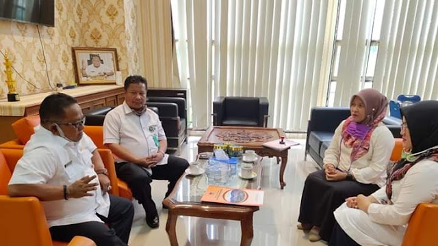 Humas Dharmasraya Pelajari Kerjasama Media di Pemko Padang, Amrizal Rengganis Sebut Harus Ditata. Humas Dharmasraya Pelajari Kerjasama Media di Pemko Padang, Amrizal Rengganis Sebut Harus Ditata.