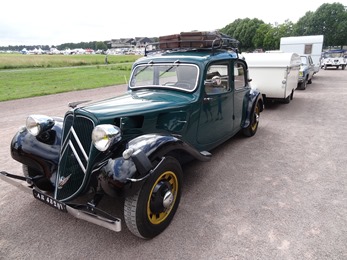 2017.07.01-106 Traction Avant et sa caravane dans le bouchon