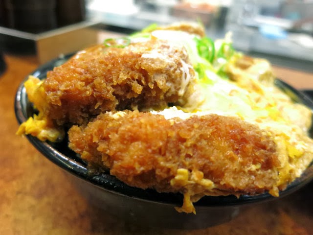 カツが２枚折り重なるように丼の上に盛られてる