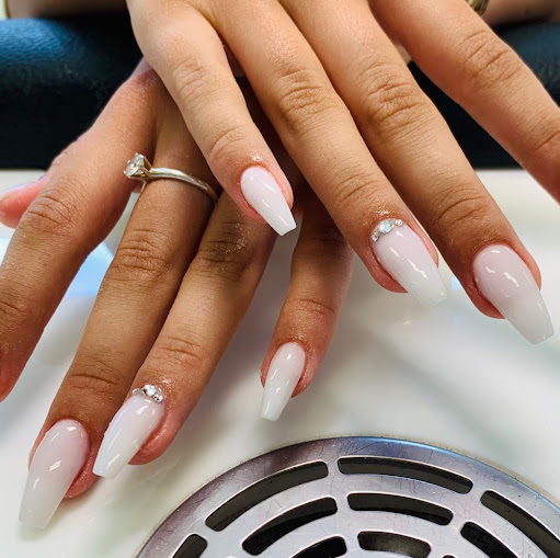 Top Nails logo