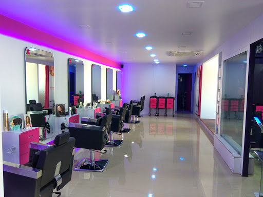 Affinite de Famille Salon Loreal Professional, Station Road, Rotary Complex, Beside Priyadarshani Hotel, Station Road, Hosapete, Karnataka 583201, India, Entertainment_Professional, state KA