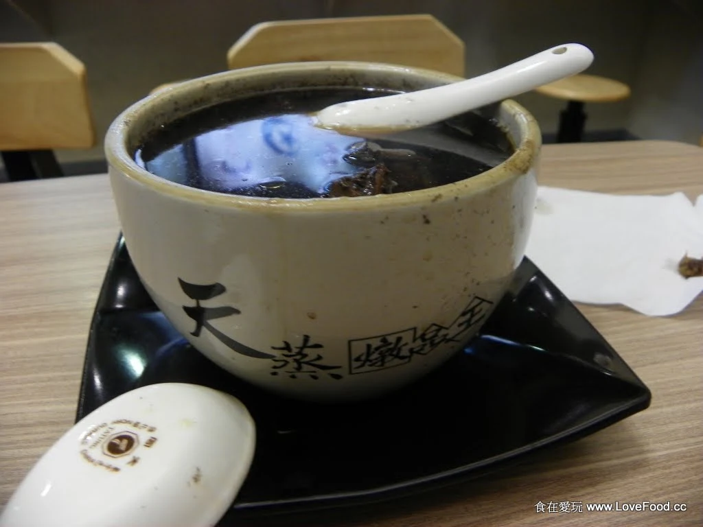 濃醇甘甜的排骨燉湯湯頭細部
