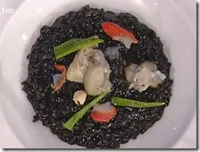 Risotto al nero di seppia con fasolari o ostriche torbati al whisky